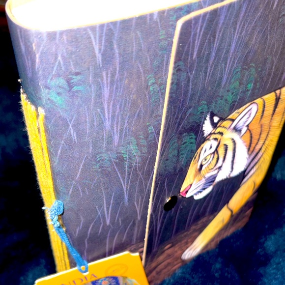 NWT- India Journal with a tiger image wrapped around the entire book w/ button - Picture 10 of 12